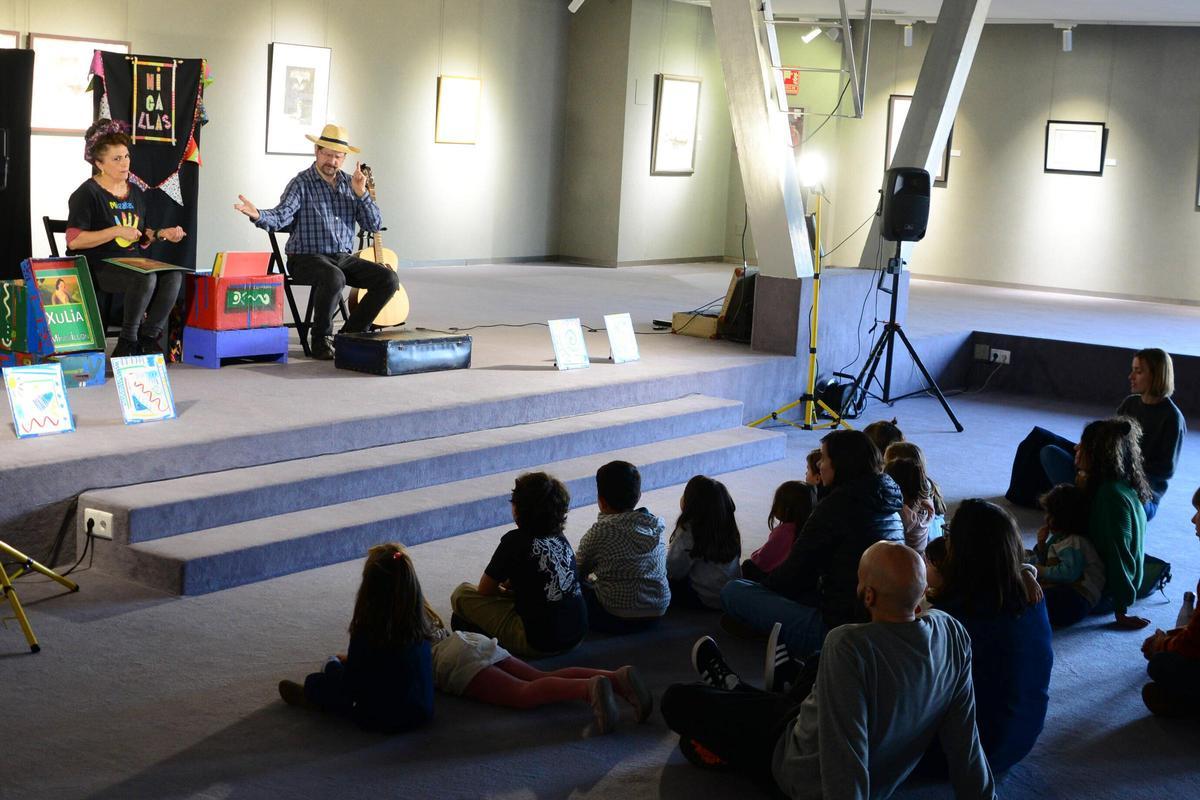 El espectáculo "Elas pintan moito", ayer, en la sala de exposiciones del Auditorio de Cangas.