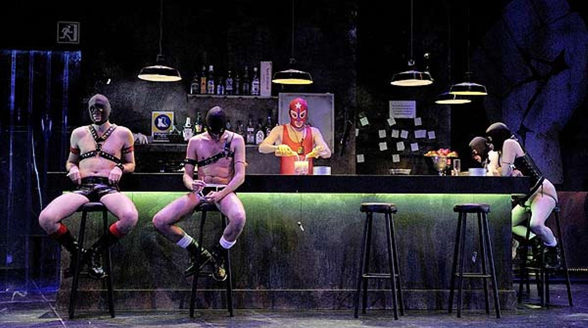 Dos individus irrompen en l’obra ’Gang Bang’ al crit de Viva Cristo Rey