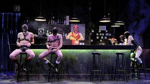 Dos individus irrompen en l’obra ’Gang Bang’ al crit de Viva Cristo Rey