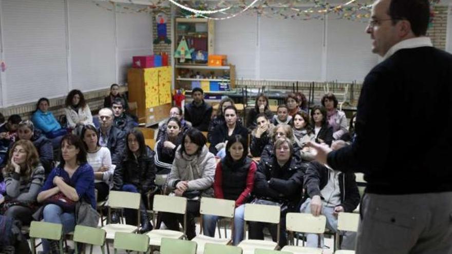 Los padres abordaron los servicios de comedor, Madrugadores y banco de libros de texto.  // Bernabé/Luismy