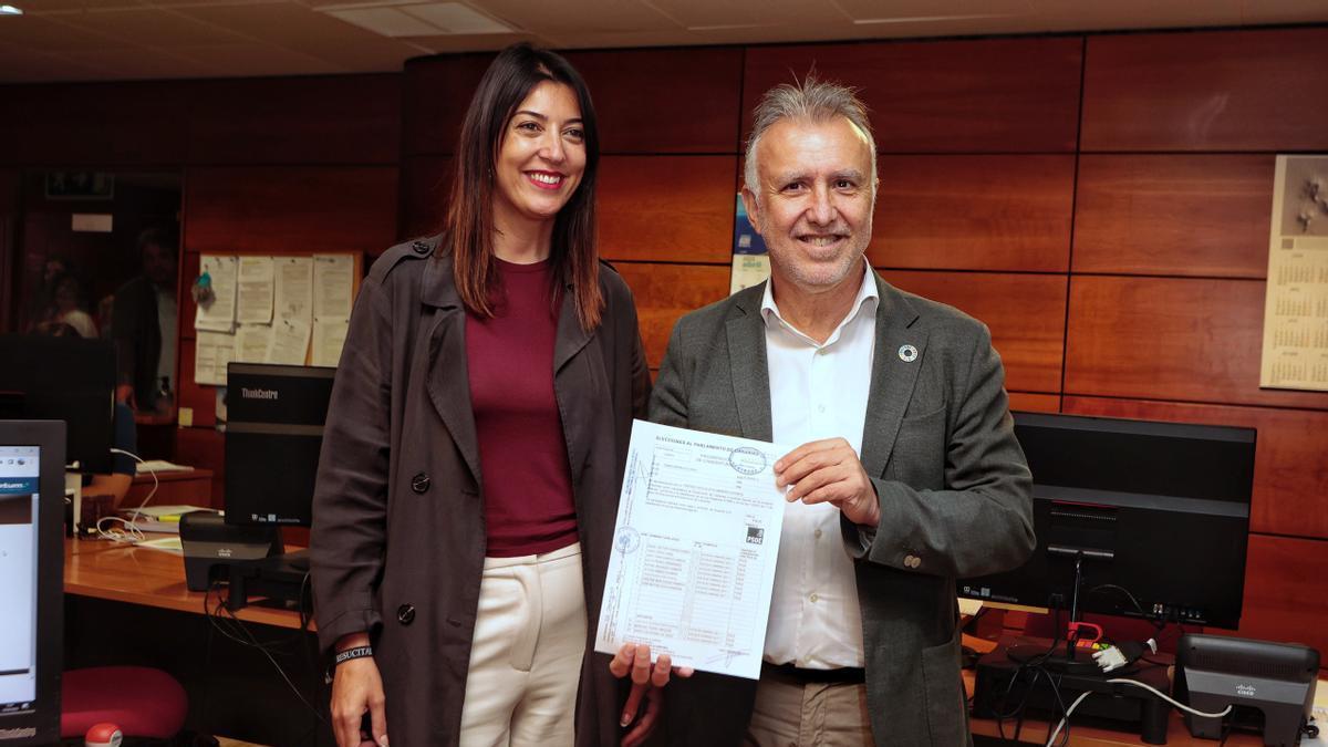 Torres registra su candidatura a la reelección como presidente de Canarias