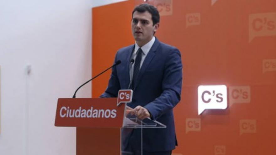 Rivera propone una mesa de negociación con PP y PSOE