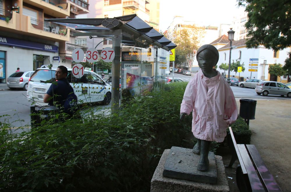 El pasado lunes las esculturas de niños del Jardín de los Monos amanecieron vestidas con modelos infantiles que parecían hechos para ellos