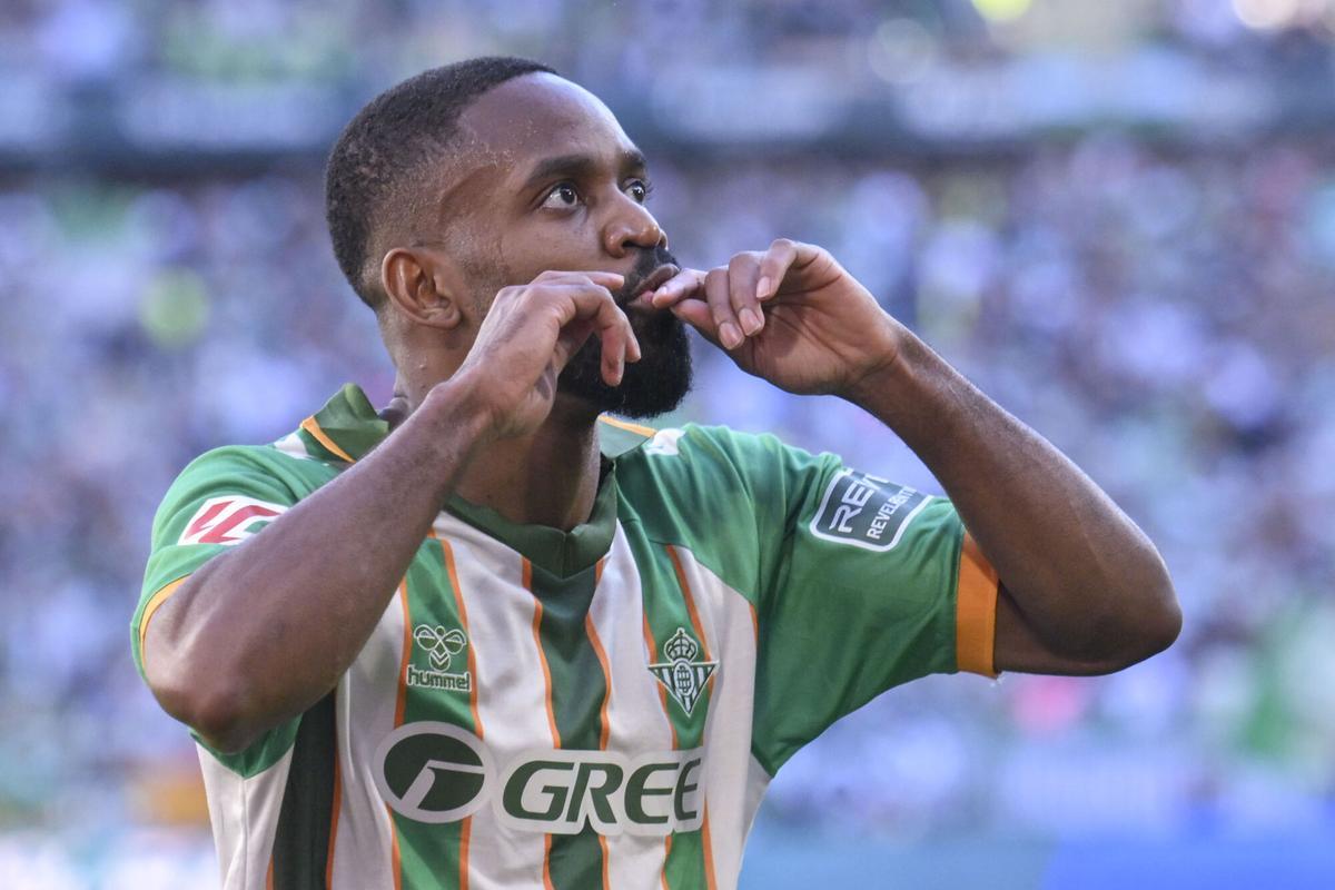 Cédric Bakambu celebra tras anotar el primer gol del equipo este sábado, durante el partido de la jornada 25 de LaLiga EA Sports que disputan el Real Betis y el Rayo Vallecano en La Cartuja