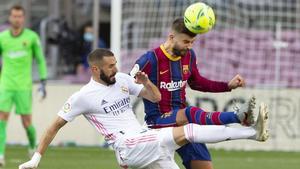 Gerard Piqué y Karim Benzema en una una imagen del clásico de la primera vuelta, celebrado en el Camp Nou