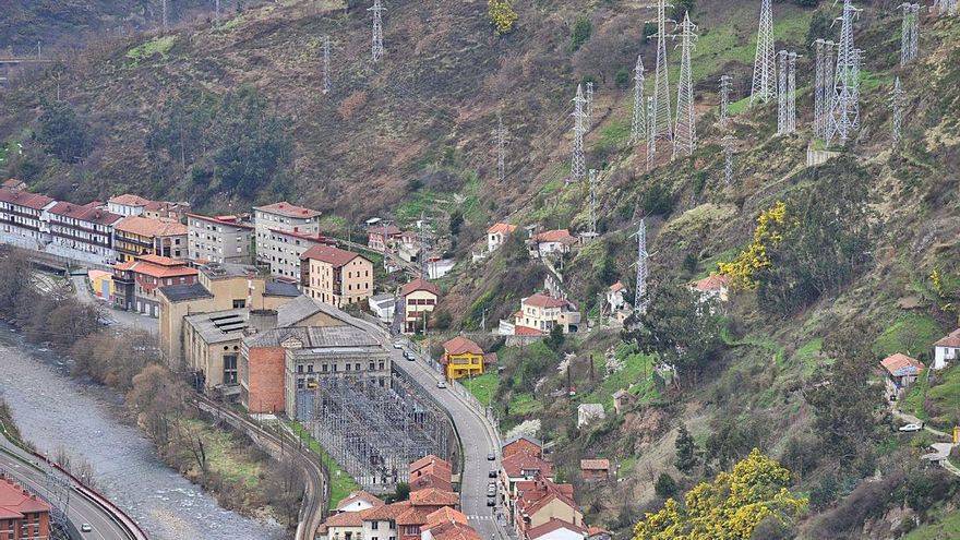 Batalla contras las eléctricas en Mieres: las empresas alegan contra la tasa por la ocupación de terrenos