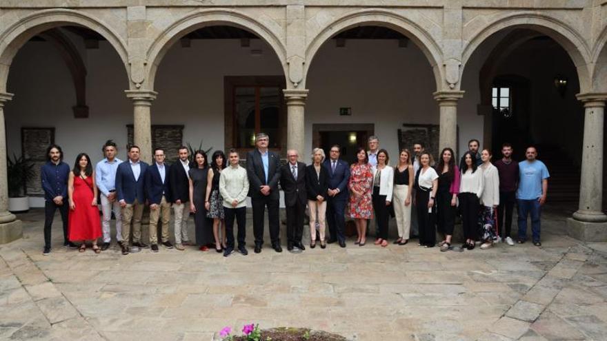 Foto de familia dos premiados, con membros da RAGC.