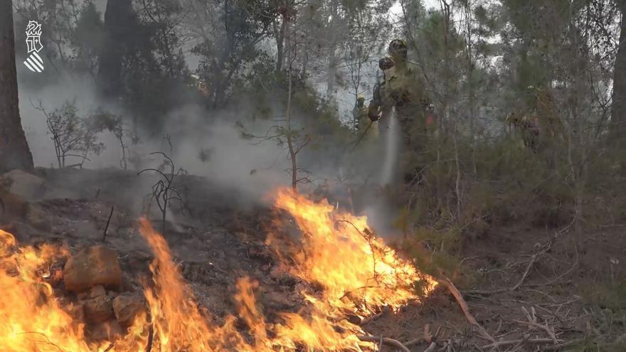 UME y bomberos forestales luchan sin descanso contra el fuego en Castellón
