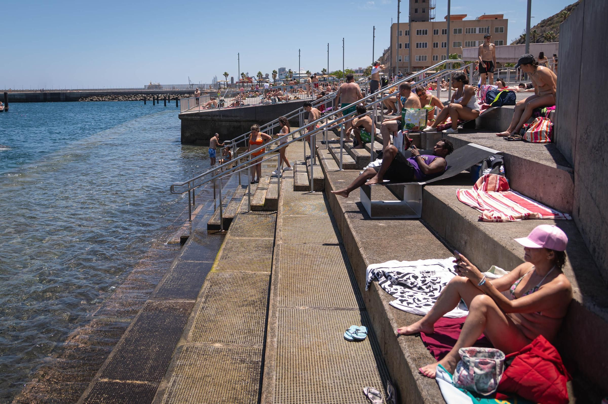 Los tinerfeños disfrutan del buen tiempo en la costa de Santa Cruz