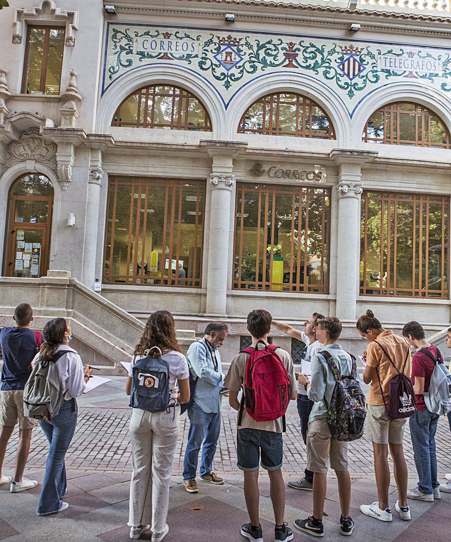 Alumnos de Maristas con Ángel Allepuz frente a Correos. | 