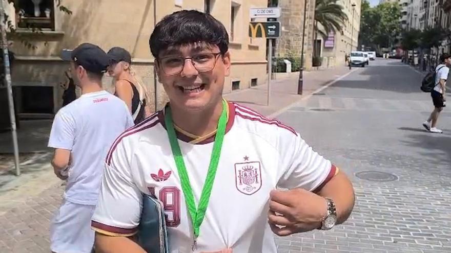 La cuenta atrás del España-Francia se vive en el centro de Palma: "La Eurocopa la vi en un portátil en Bulgaria, ahora iré a Son Fusteret"