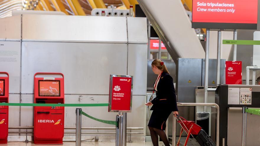 Una azafata en la zona de embarque en el día en que ha dado comienzo una huelga de los tripulantes de cabina de Iberia Express.