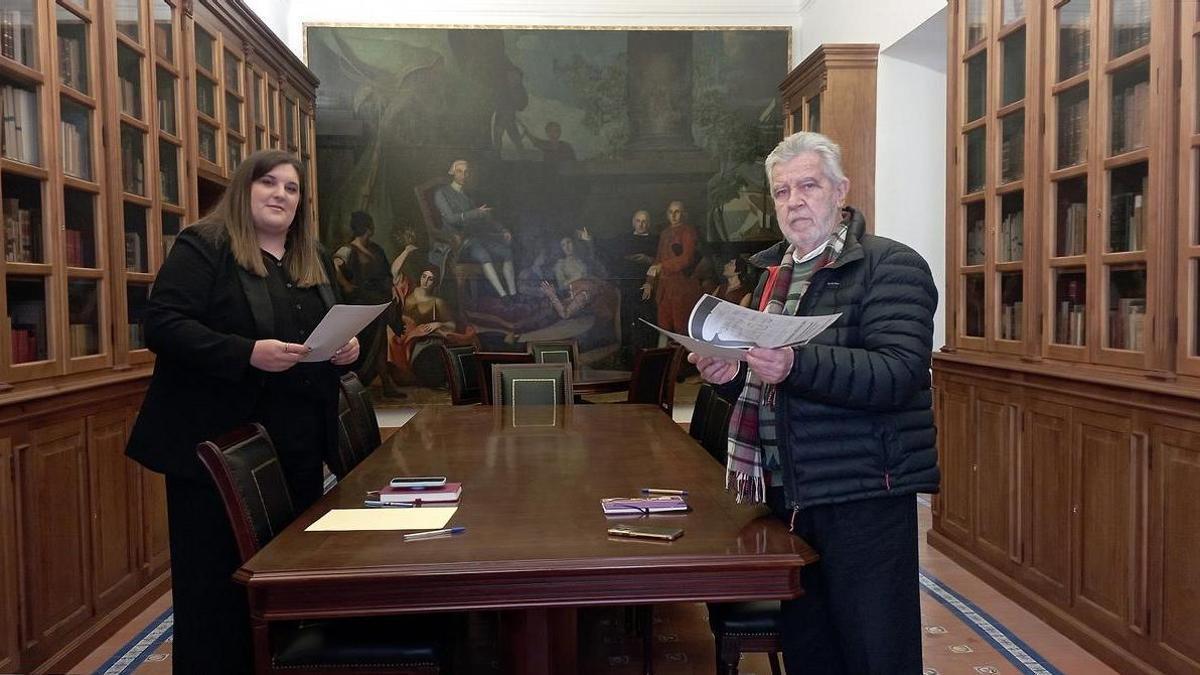 Lucía Reigal y José María Ruiz Povedano, en una de las salas de la veterana biblioteca de la Económica de Málaga, el pasado enero.