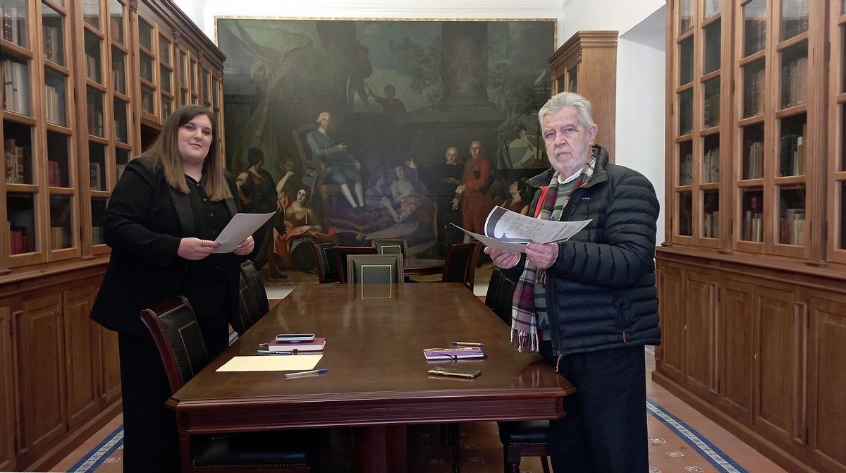 Lucía Reigal y José María Ruiz Povedano, en una de las salas de la veterana biblioteca de la Económica.