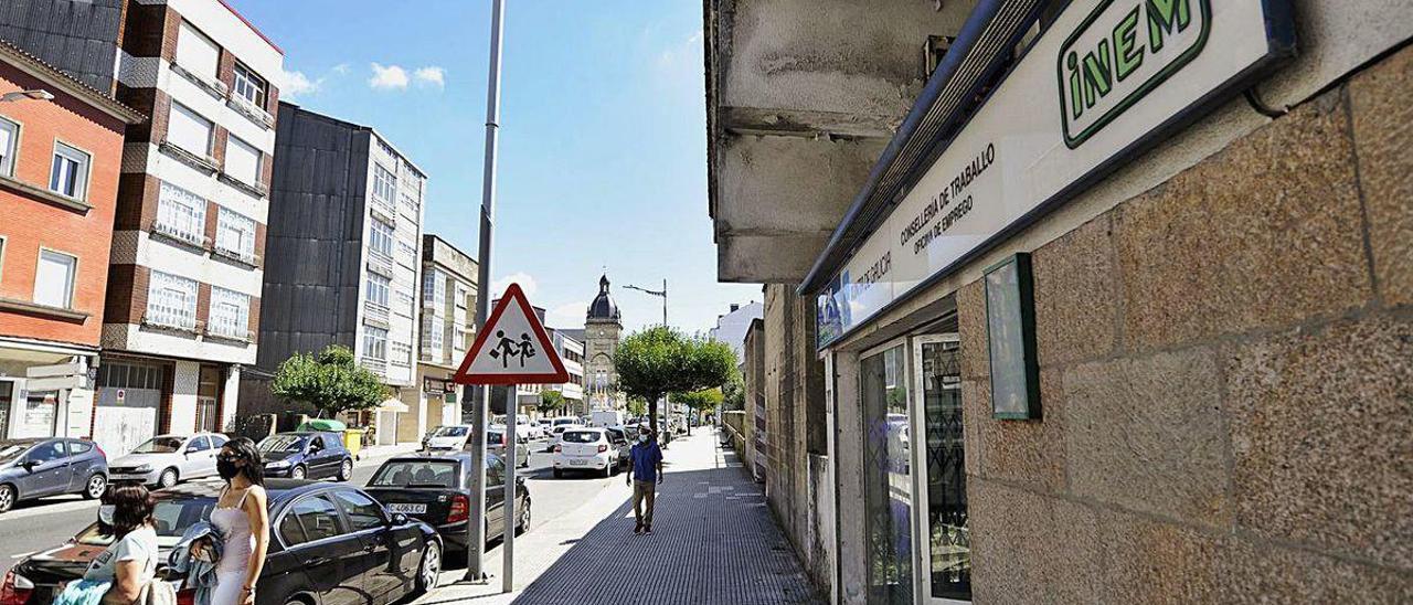 La antigua oficina del INEM ocupa un lugar céntrico y accesible en el casco urbano.