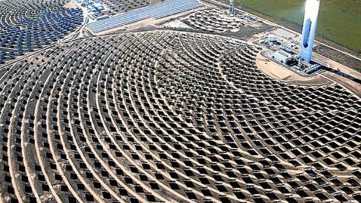 Inversión 8Plataforma solar de Abengoa en Sallúcar la Mayor (Sevilla).