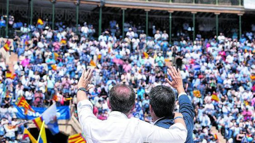 Los populares muestran músculo en su mitin de Valencia. El PP encontró en la plaza de toros de Valencia ese chute de adrenalina que buscaba para encarar los últimos días de campaña. Ante más de 10.000 asistentes, los populares (Alberto Núñez Feijóo y el presidente del PP de la Comunidad Valenciana, Carlos Mazón, en la imagen) lograron esa imagen de lleno absoluto con la que proyectar la sensación de cambio de ciclo. Un cambio para el que pidieron concentrar el voto en torno al PP, llamando al voto útil a diestra y siniestra. | MATEO L. BELARTE
