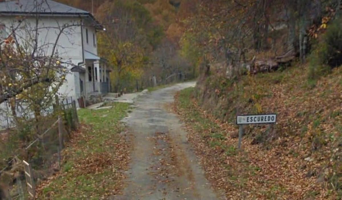 Carretera de acceso a Escuredo