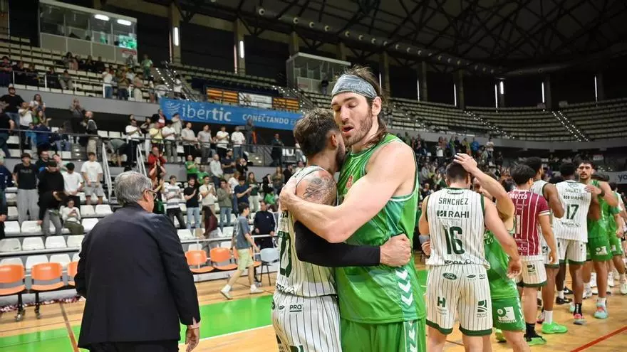 Vídeo | Así fue el final del Amics-Cordoba: Tristeza y orgullo en la afición del Castelló y alegría desbordada de los andaluces tras ascender