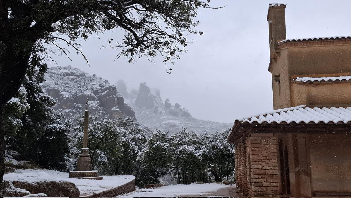 Montserrat, cubierto de nieve, visto desde la abadía.
