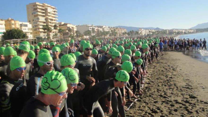 Los participantes de la prueba, antes de iniciar la parte de natación.