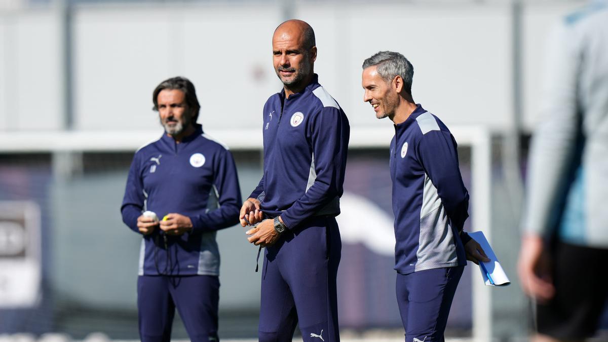 Carlos Vicens, junto a Pep Guardiola durante un entrenamiento con el Manchester City.