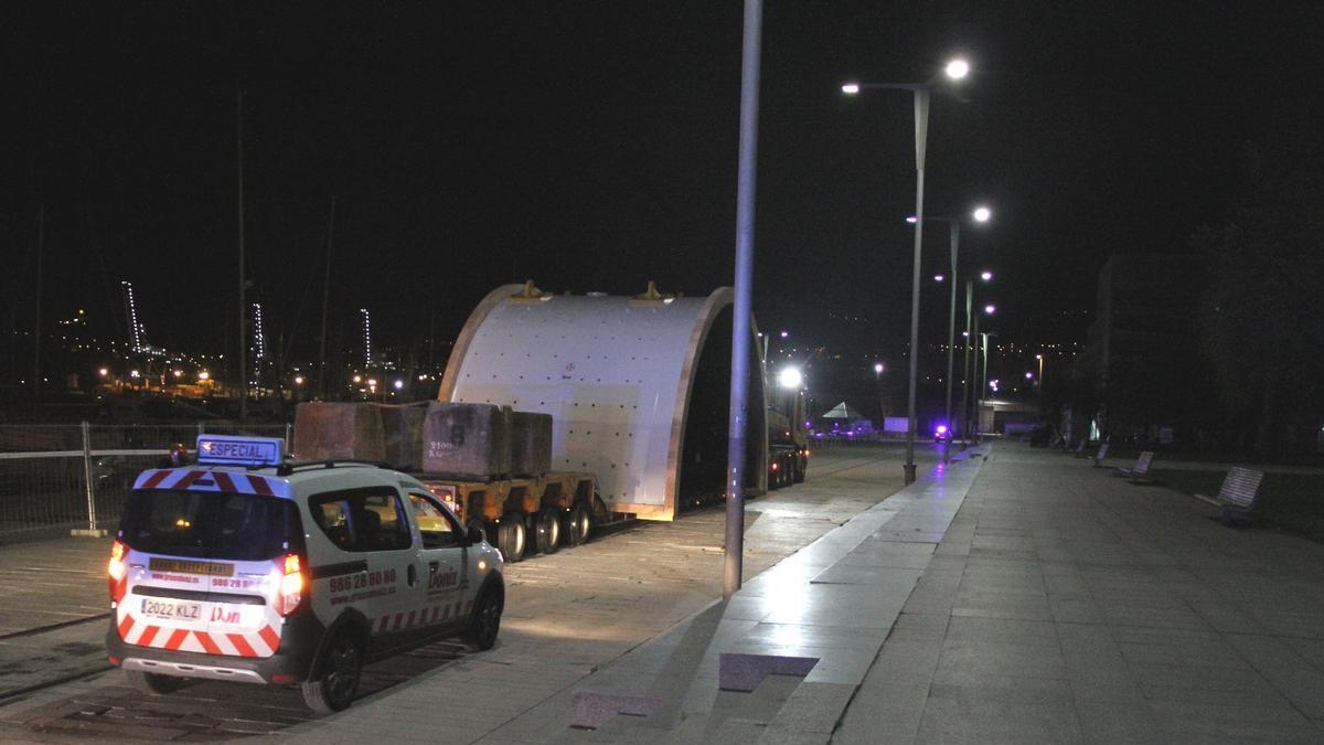 TRANSPORTE ESPECIAL PARA EL PUERTO DE VIGO, EN EL MOMENTO QUE EL CONVOY TRANSITA POR EL PASEO DE LAS AVENIDAS, LA MADRUGADA DEL PASADO VIERNES.