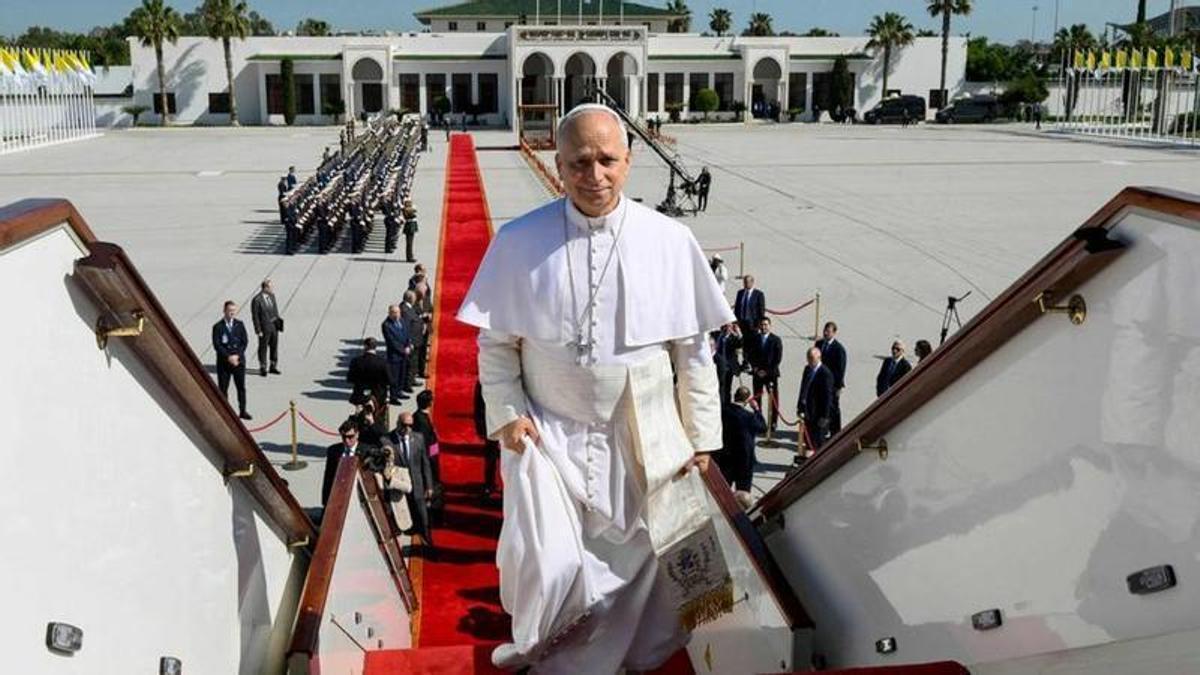 El Papa Lleó XIV pujant a un avió en un dels seus viatges