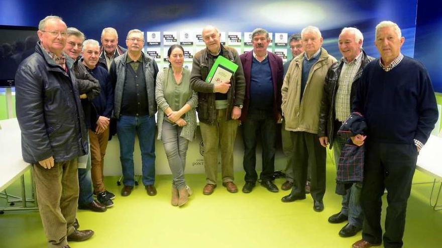 Integrantes de los diferentes equipos de petanca de la liga junto a la concelleira Anxos Riveiro. // R.V.