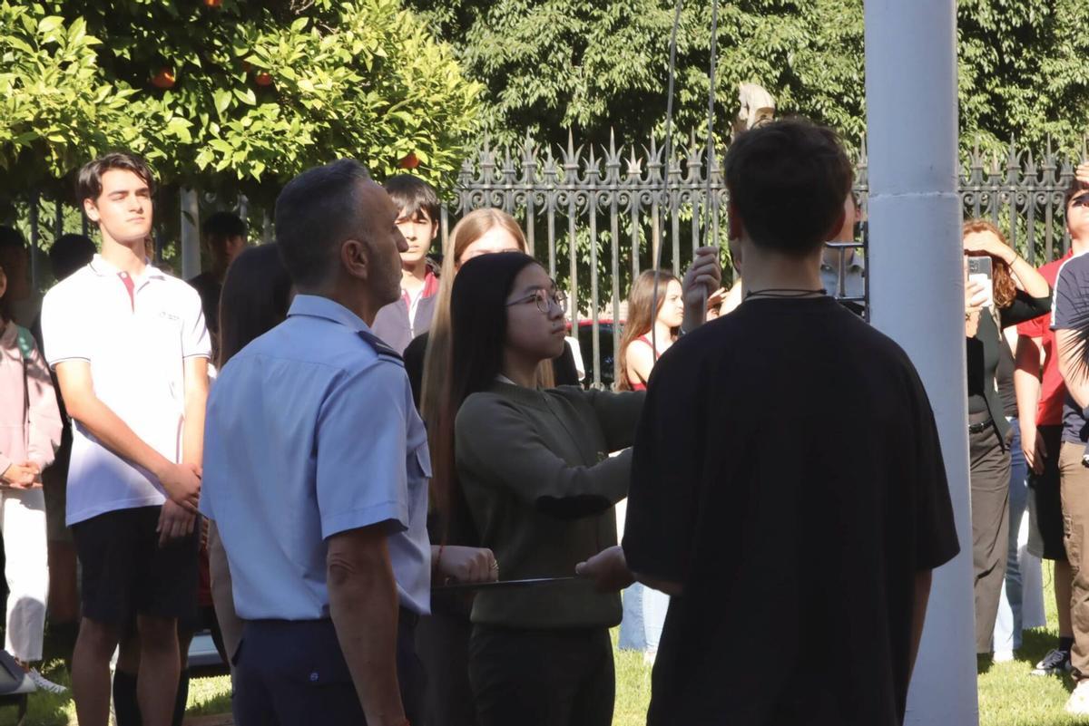Acto de entrega de diplomas a los tres estudiantes de Secundaria finalistas de la edición valenciana de la 13º concurso Carta a un militar español, con izado de bandera en la Delegación de Defensa y visita guiada al Museo Histórico Militar de València.