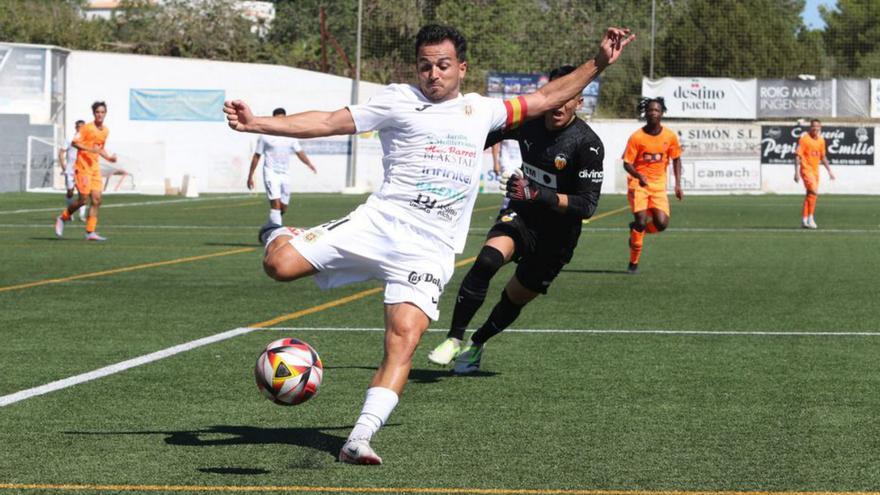 El peñista Marc Fraile, en una acción ofensiva contra el Valencia Mestalla.