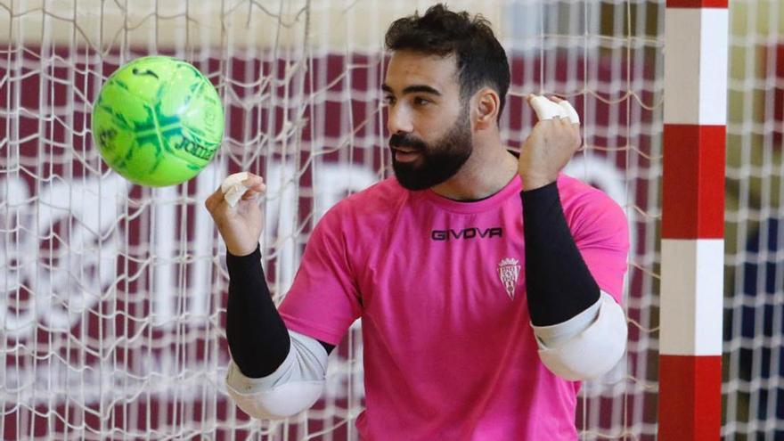 Alfonso Prieto,  portero del Córdoba Futsal, en una sesión de entrenamiento en Vista Alegre.