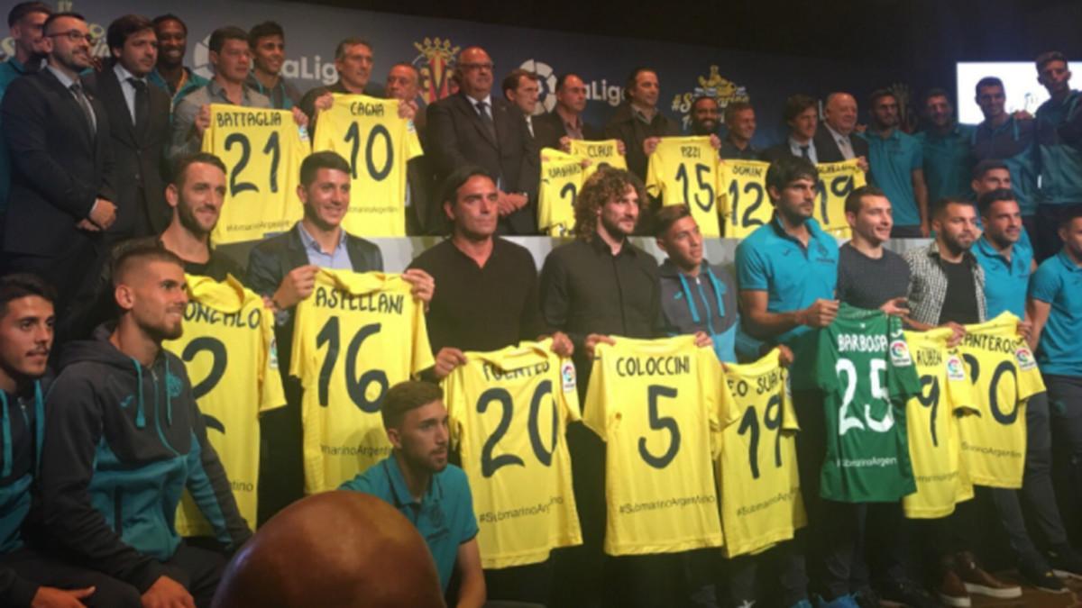 Los jugadores argentinos del Villarreal exhiben sus camisetas