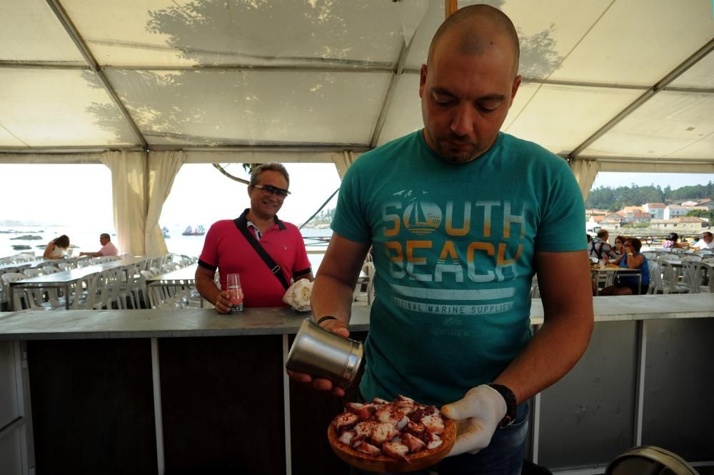 El pulpo en todas sus variedades toma el paseo marítimo de A Illa - El Club de Piragüismo organiza el último evento gastronómico del verano para conseguir financiación para la presente temporada