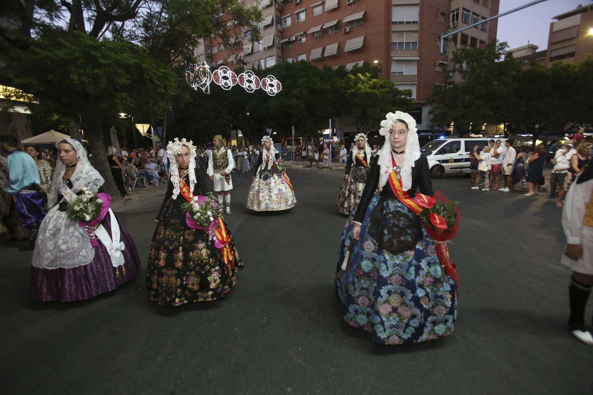 Altozano rinde homenaje a la Virgen de la Asunción tras los desfiles de Moros y Cristianos