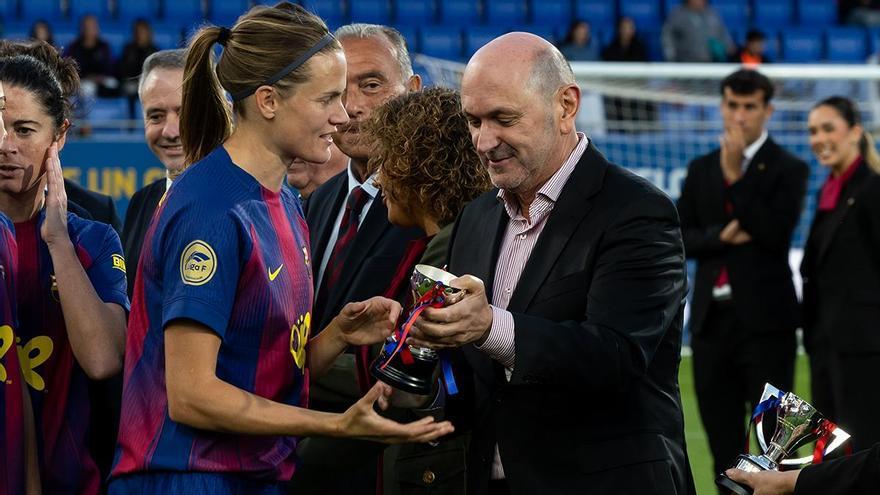 Rafael Louzán y Beatriz Álvarez entregan al FC Barcelona el trofeo de campeonas de la Liga F