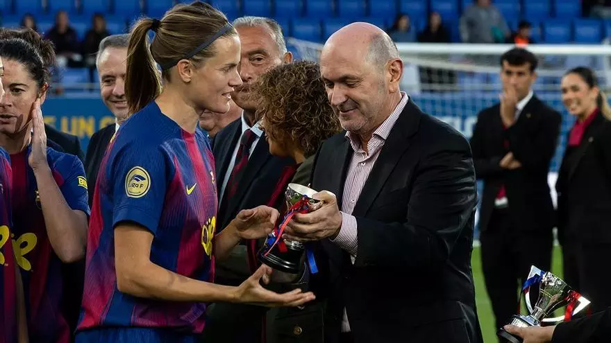 Rafael Louzán y Beatriz Álvarez entregan al FC Barcelona el trofeo de campeonas de la Liga F