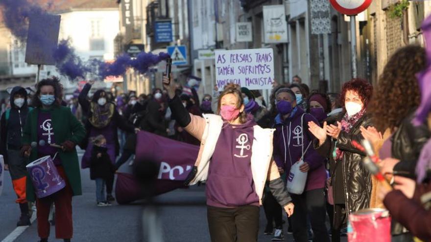 Manifestantes recorren laGran Vía de Vigo.  