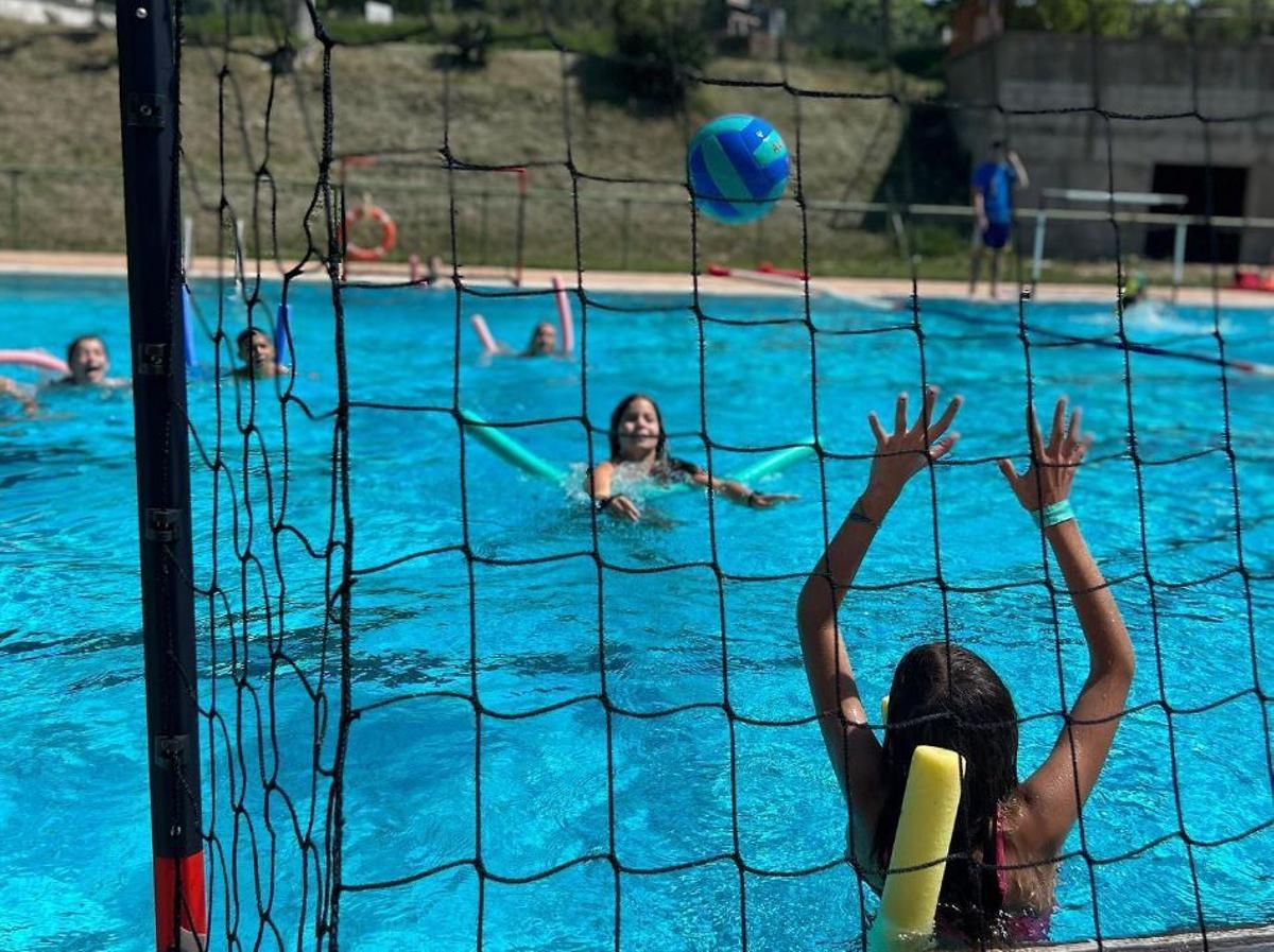 Els participants al Campus d'Eufòria a El Collell han pogut gaudir de la seva piscina