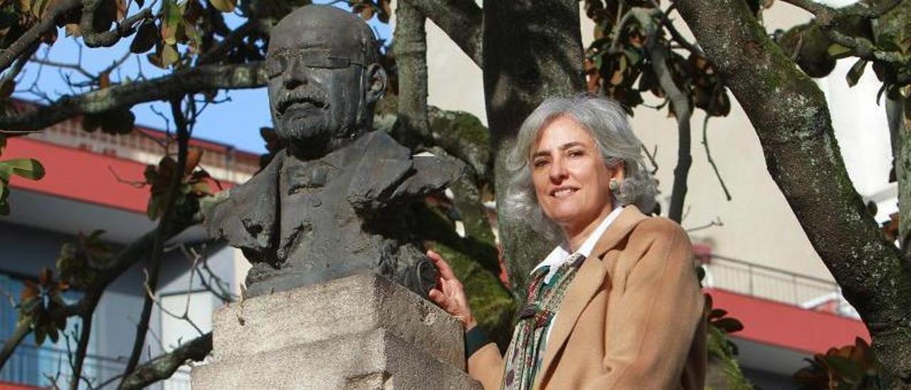 Ana Malingre en O Posío, junto al busto de su tarabuelo Valentín Lamas Carvajal, fundido en la fábrica que fundó en el siglo XIX su también tatarabuelo, Manuel Malingre Parmantier.   | // IÑAKI OSORIO