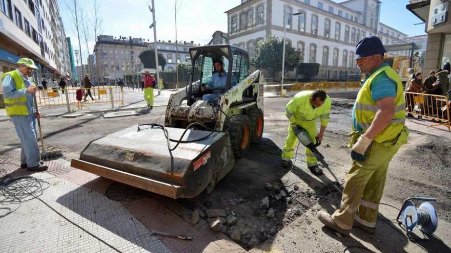 Obras de asfaltado en el cruce ante el hospital Provincial. // Gustavo Santos