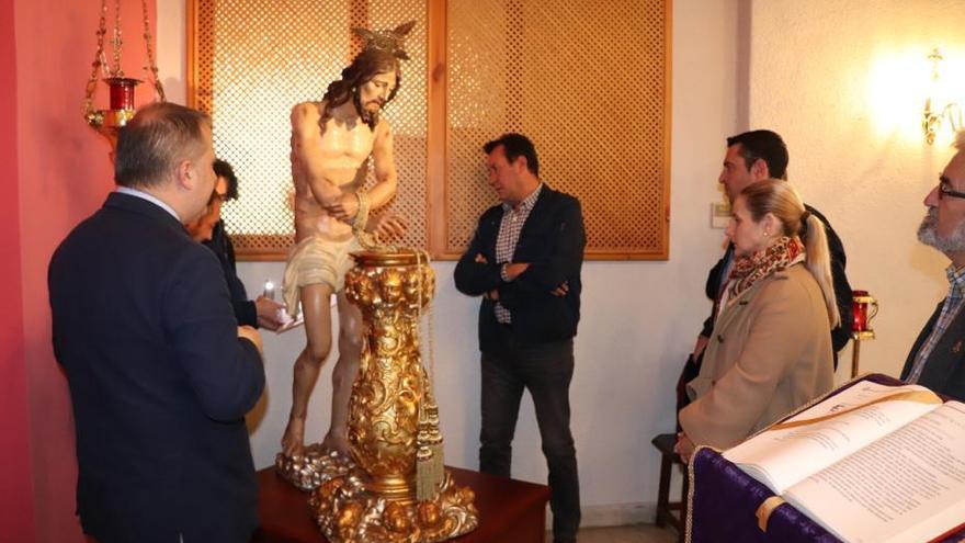 Estudian el estado del Cristo de los Azotes de Cehegín