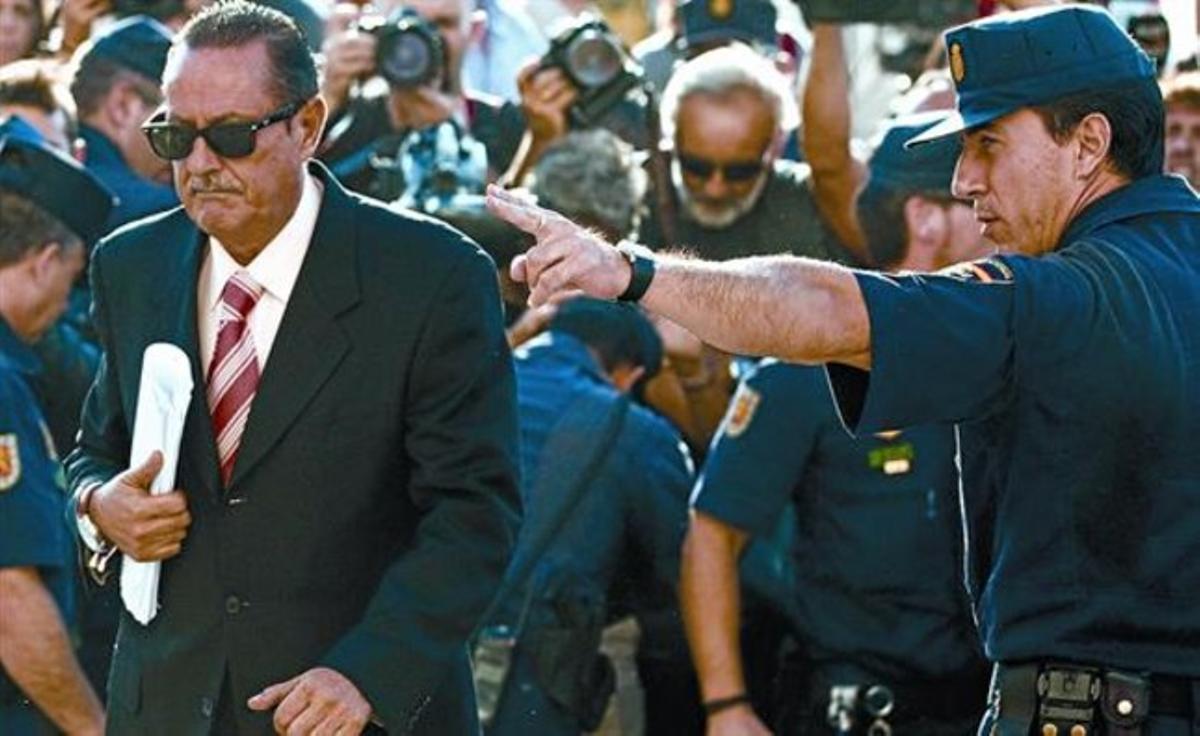 L’exalcalde de Marbella Julián Muñoz va a la Ciutat de la Justícia de Màlaga escortat per la policia i entre un núvol de fotògrafs. L’exalcalde de Marbella Julián Muñoz va a la Ciutat de la Justícia de Màlaga escortat per la policia i entre un núvol de fotògrafs.