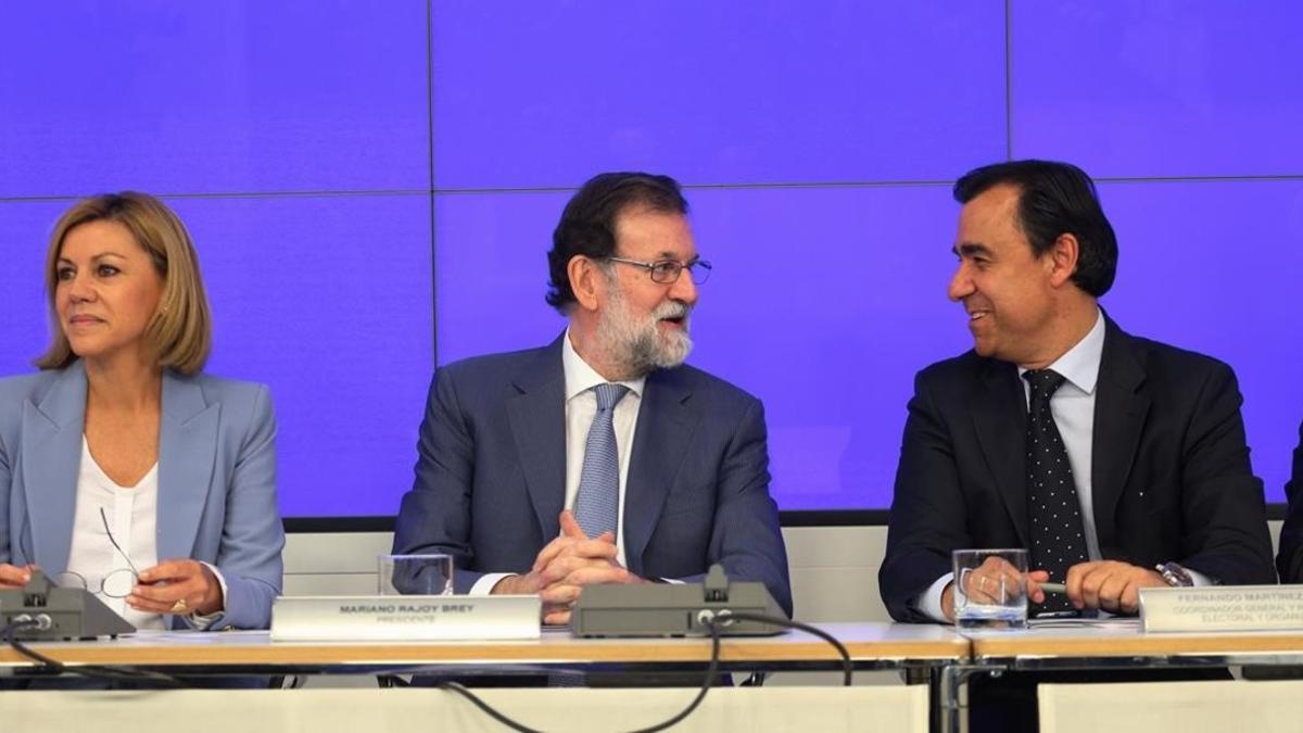 Mariano Rajoy, entre Fernando Martínez Maillo y María Dolores de Cospedal, este lunes en la comité ejecutivo nacional del PP, para analizar los primeros pasos dados tras la aplicación del 155.