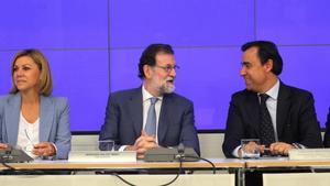 Mariano Rajoy, entre Fernando Martínez Maillo y María Dolores de Cospedal, este lunes en la comité ejecutivo nacional del PP, para analizar los primeros pasos dados tras la aplicación del 155.