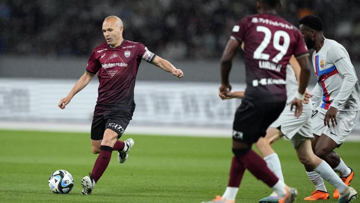 Iniesta en una jugada de ataque del Vissel Kobe ante el Barça en Tokio.