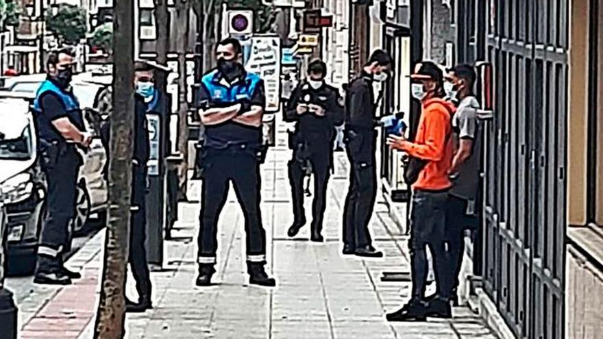Los agentes, durante su intervención, ayer, en la calle Asturias.
