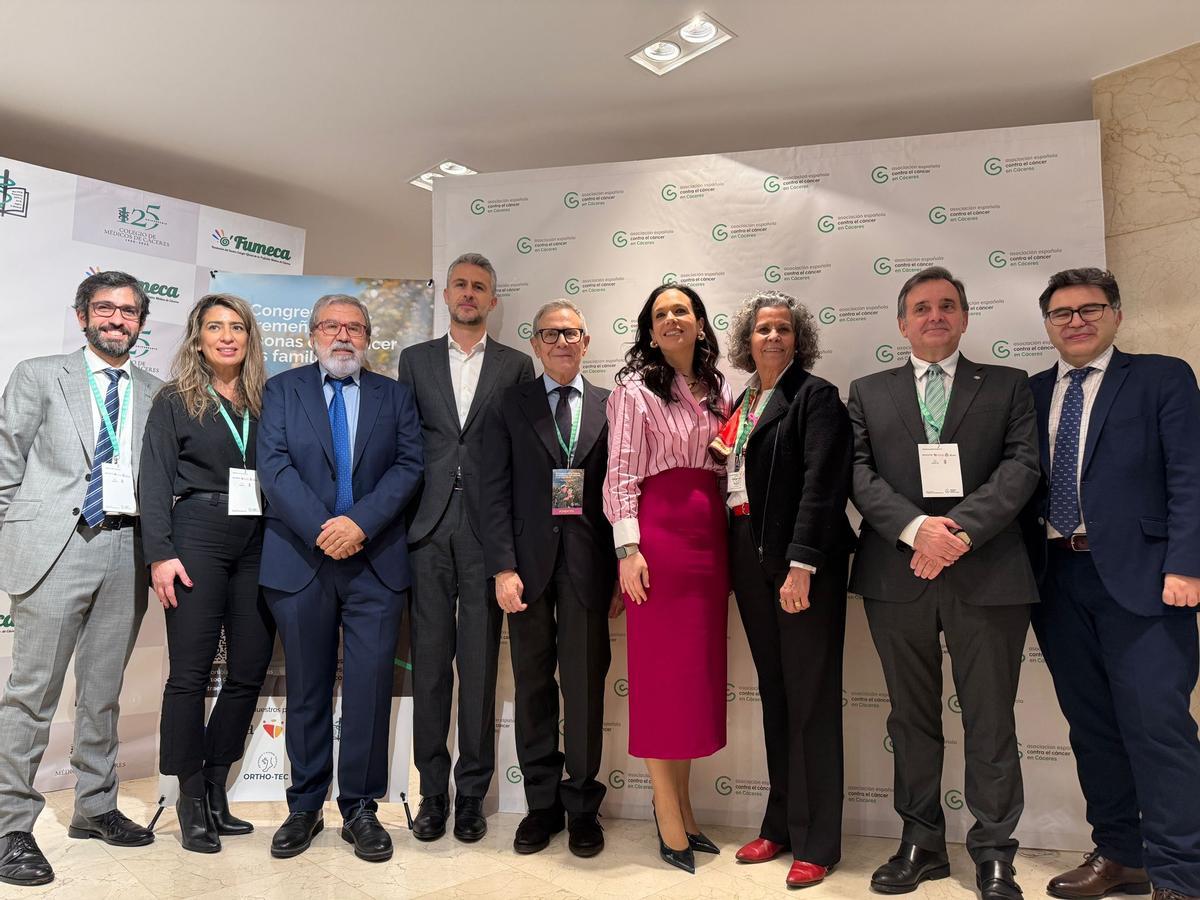 Responsables de la AECC y autoridades, ayer en Cáceres.