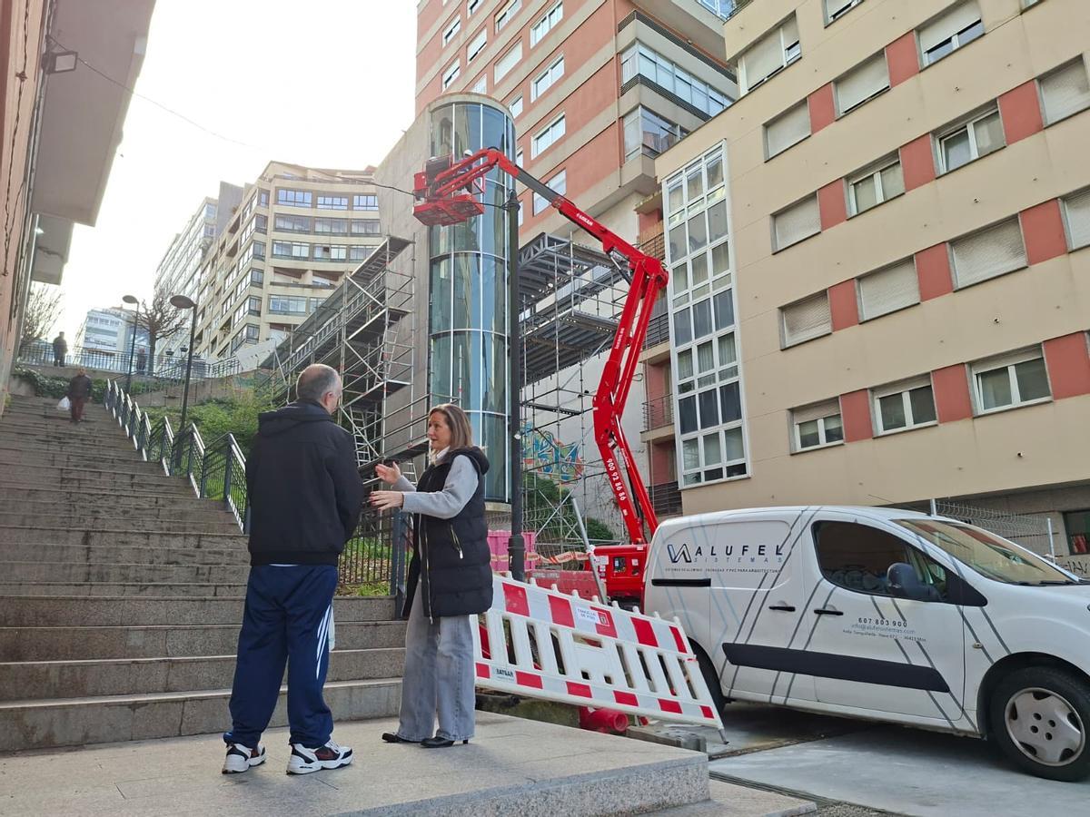 Luisa Sánchez, durante su visita a las obras del ascensor de Juan Ramón Jiménez.