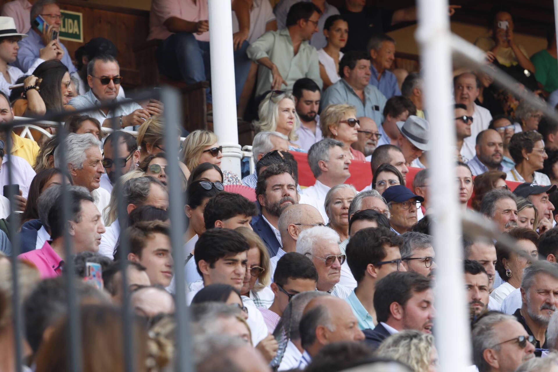 De Espinosa de los Monteros a Esperanza Aguirre: el ambiente en la plaza de toros de Gijón, en imágenes